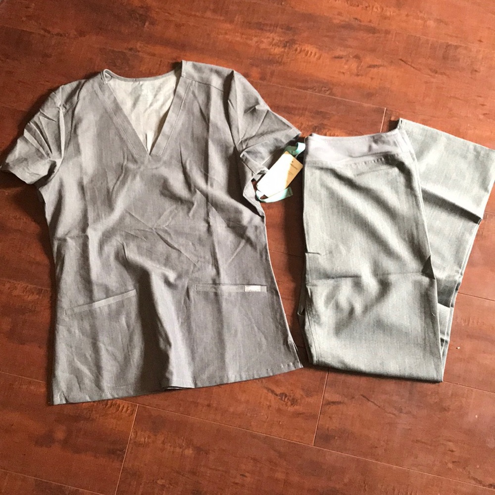 New figs scrubs set